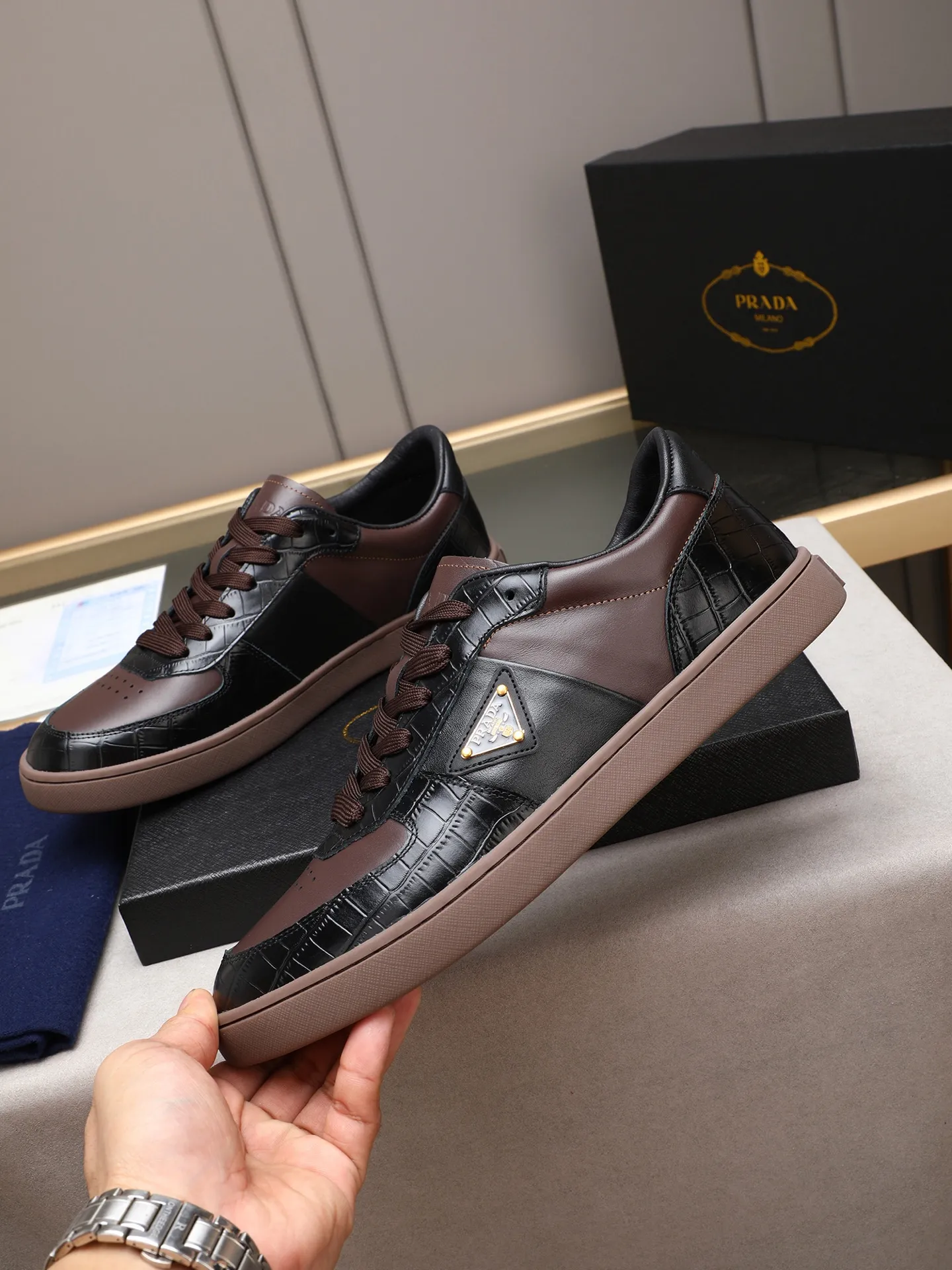 Men's shoes💰420💰 Brand: PRADA (Prada) Standard code: Men's code 38–44 (45 can be customized) Material: Original cowhide, breathable sheep lining Special outsole Style category: Men's fashionable casual sneakers Low-key luxury! Color: actual picture color